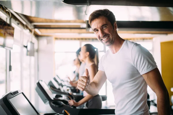 Jóvenes Forma Corriendo Una Cinta Correr Club Salud — Foto de Stock