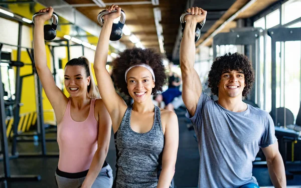 Egészséges Fiatal Sportolók Fitnessz Stúdióban Vízforraló Harangokkal Gyakorlatoznak — Stock Fotó