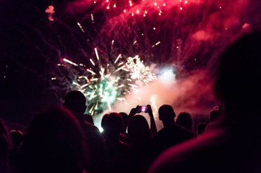 Yeni yıl arifesi konsepti - kalabalık ve havai fişekler