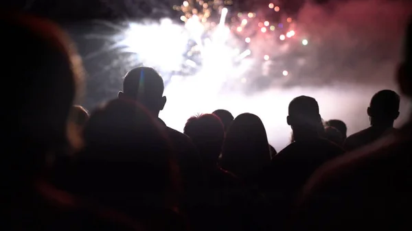 Nieuwjaarsavond Concept Juichen Menigte Vuurwerk — Stockfoto