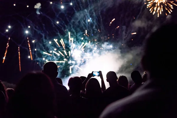 Conceito Véspera Ano Novo Torcendo Multidão Fogos Artifício — Fotografia de Stock