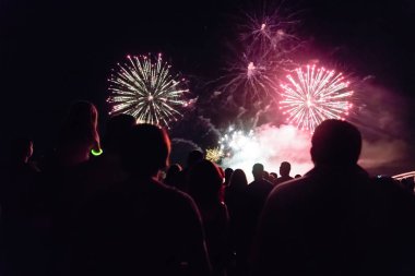 Kalabalık havai fişekleri izliyor ve geceleri kutlama yapıyor.