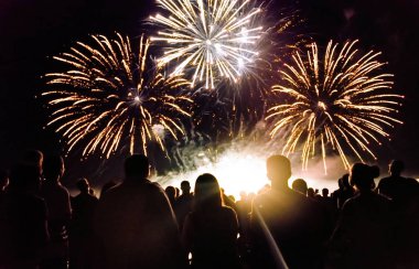 Kalabalık havai fişekleri izliyor ve geceleri kutlama yapıyor.