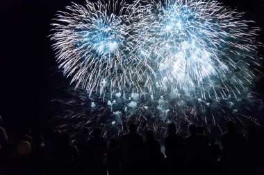 Kalabalık havai fişekleri izliyor ve geceleri kutlama yapıyor.