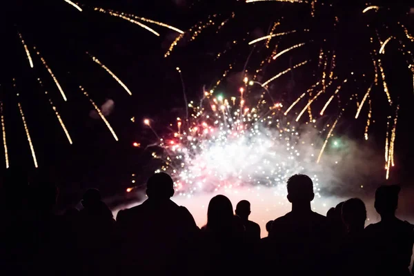 Multidão Assistindo Fogos Artifício Celebrando Véspera Ano Novo — Fotografia de Stock