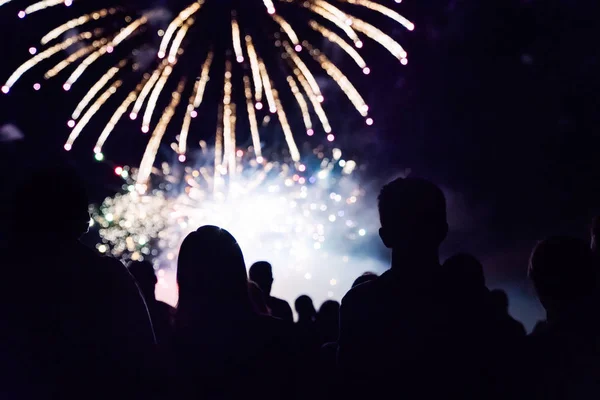 Multitud Viendo Fuegos Artificiales Celebrando Año Nuevo — Foto de Stock