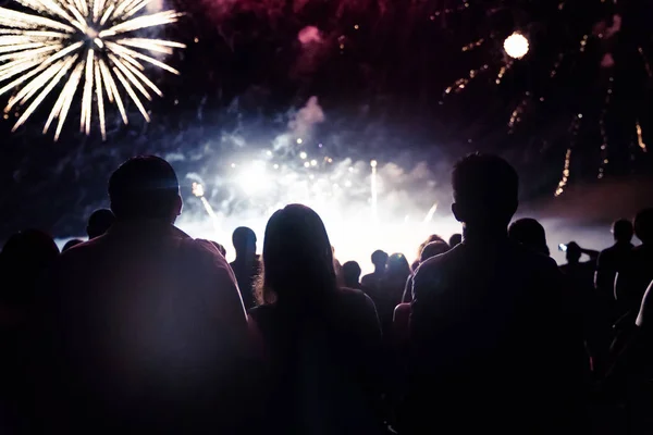 Multidão Assistindo Fogos Artifício Celebrando Ano Novo — Fotografia de Stock