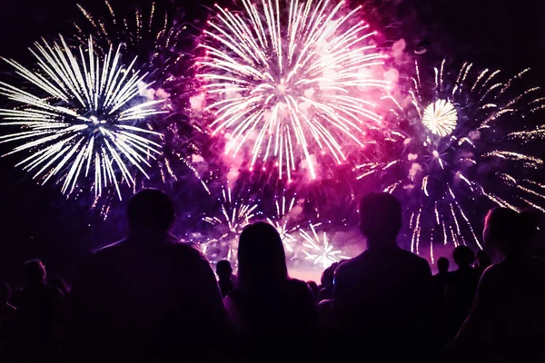 Silvesterkonzept Jubelnde Menge Und Feuerwerk — Stockfoto