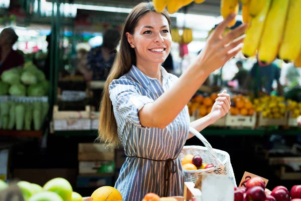 Image Belle Femme Marché Acheter Des Fruits — Photo