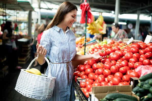 Joven Hermosa Mujer Compras Mercado — Foto de Stock