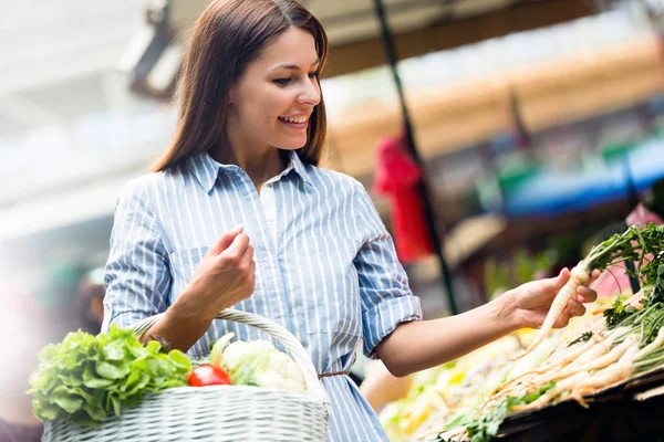 Jovem Mulher Comprando Legumes Mercado — Fotografia de Stock