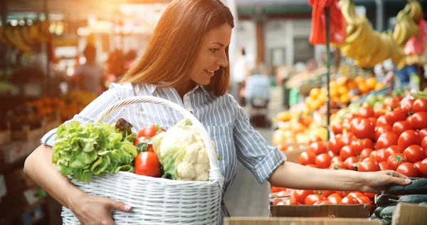 Krásné Ženy Nakupovat Zeleninu Ovoce Supermarketu — Stock fotografie