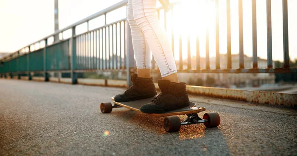 Zbliżenie Kobiety Gotowe Śmieszne Ekstremalne Jazdy Jej Skate Skateboard Longboard — Zdjęcie stockowe