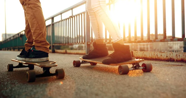 Junges Attraktives Paar Das Skateboards Fährt Und Zusammen Spaß Hat — Stockfoto