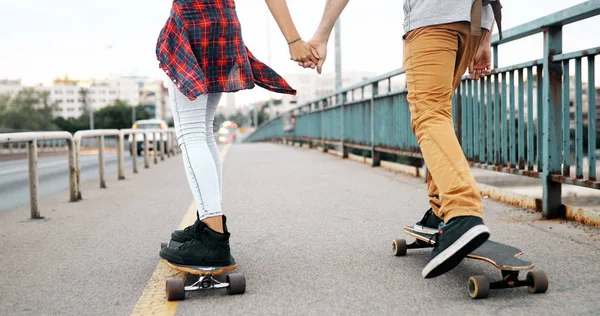 Joven Pareja Atractiva Montando Monopatines Divirtiéndose Juntos —  Fotos de Stock