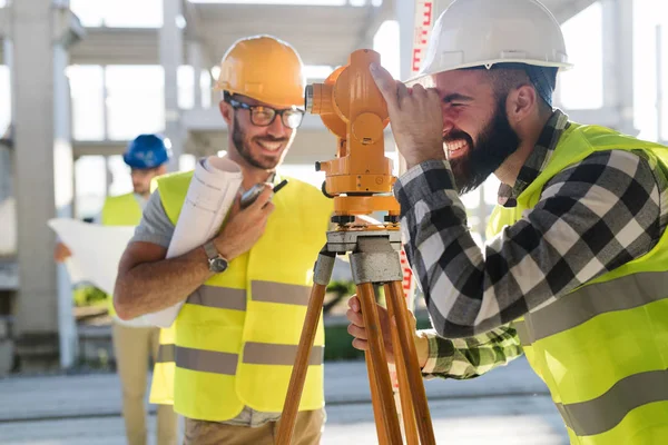 Retrato Los Ingenieros Construcción Que Trabajan Juntos Obra — Foto de Stock