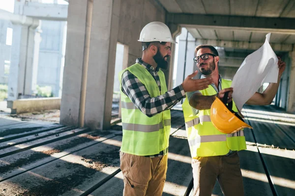 Portrait Ingénieurs Construction Travaillant Ensemble Sur Chantier — Photo