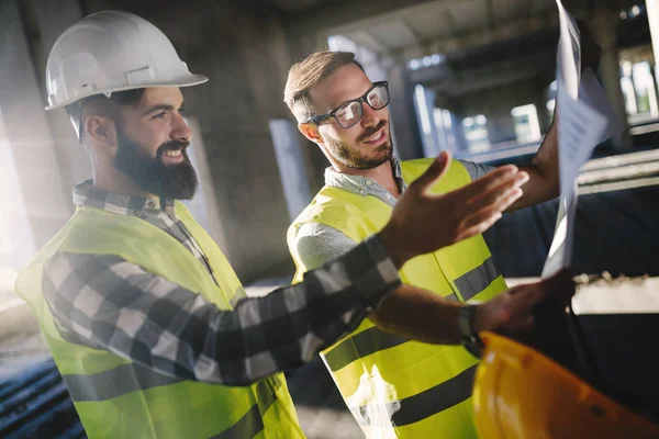 Retrato Engenheiros Construção Trabalhando Juntos Canteiro Obras — Fotografia de Stock