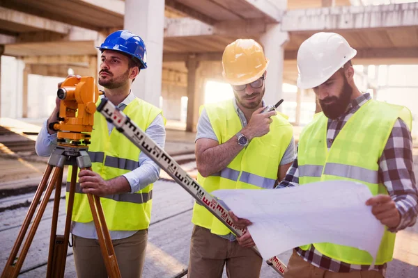 Porträtt Byggnadsingenjörer Som Arbetar Byggnadsplatsen Tillsammans — Stockfoto