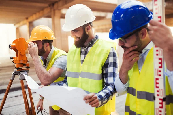 Retrato Los Ingenieros Construcción Que Trabajan Juntos Obra — Foto de Stock