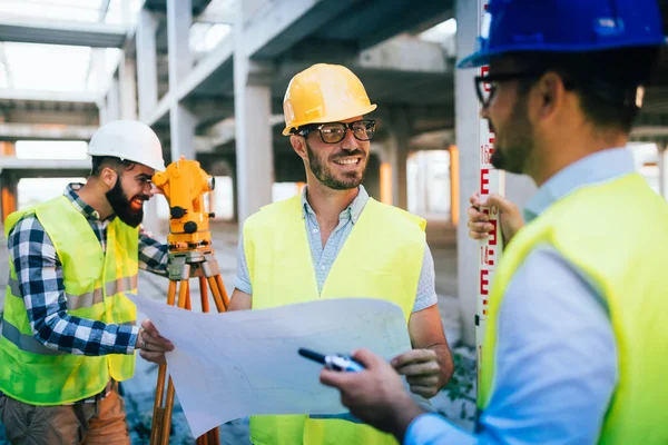 Porträt Der Bauingenieure Die Gemeinsam Auf Der Baustelle Arbeiten — Stockfoto