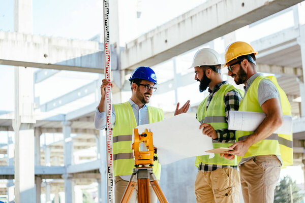 Портрет инженеров-строителей, работающих вместе на строительной площадке
