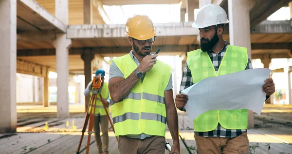 Porträtt Byggnadsingenjörer Som Arbetar Byggnadsplatsen Tillsammans — Stockfoto