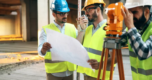 Retrato Los Ingenieros Construcción Que Trabajan Juntos Obra — Foto de Stock