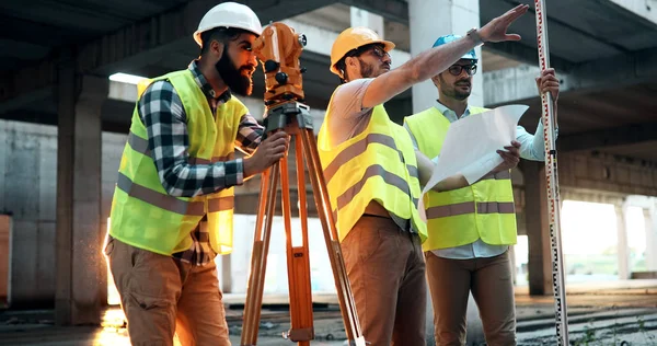 Porträtt Byggnadsingenjörer Som Arbetar Byggnadsplatsen Tillsammans — Stockfoto