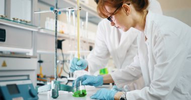 Laboratuarda birlikte çalışan bir grup kimya öğrencisi.