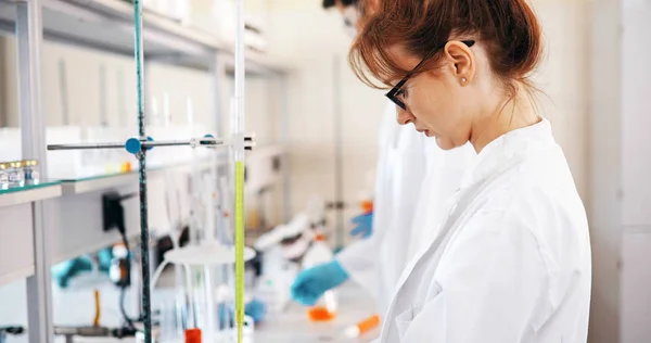 Estudante Feminina Atraente Química Que Trabalha Laboratório — Fotografia de Stock