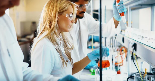 Chemiestudenten Arbeiten Gemeinsam Labor — Stockfoto