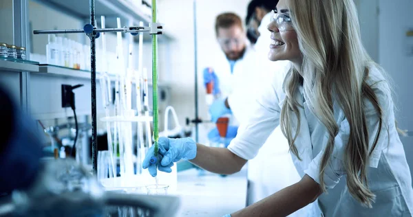 Grupo Estudantes Química Que Trabalham Conjunto Laboratório — Fotografia de Stock