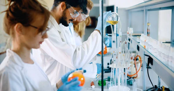 Junge Chemiestudenten Arbeiten Labor Zusammen — Stockfoto