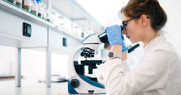 Jovem Cientista Olhando Através Microscópio Laboratório — Fotografia de Stock