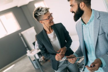 İş adamları iş yerinde eğleniyor ve sohbet ediyorlar.