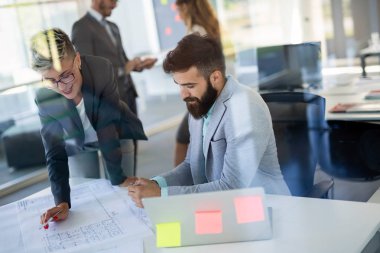 Ofisteki projede işbirliği yapan bir grup iş adamı