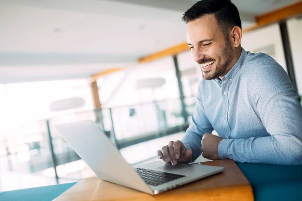 Lächelnde Männliche Blogger Keyboard Artikel Elektronischer Zeitung Mit Modernem Laptop — Stockfoto