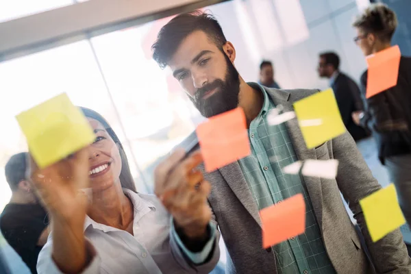 İş yerinde çalışan iş adamları