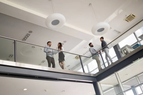 Современные Бизнесмены Идущие Лестнице Стеклянном Зале Офисном Здании — стоковое фото