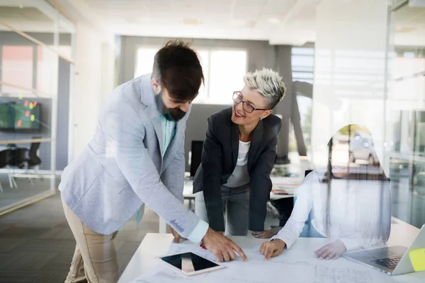 Forretningsfolk Som Arbeider Med Bærbar Datamaskin Moderne Kontor – stockfoto