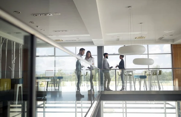 Grupo Pessoas Negócios Andando Tomando Escadas Prédio Escritórios — Fotografia de Stock