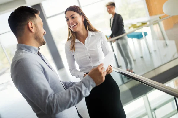 Geschäftsleute Haben Spaß Und Plaudern Büro — Stockfoto