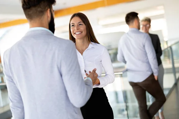 Zakenmensen Die Plezier Hebben Chatten Kantoor — Stockfoto