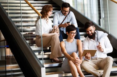 İş adamları iş yerinde eğleniyor ve sohbet ediyorlar.