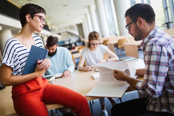 Jovens Estudantes Universitários Felizes Estudando Com Livros Biblioteca Grupo Pessoas — Fotografia de Stock