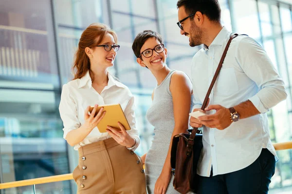 Tablet işyerinde ofiste bakarak iş arkadaşları