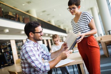 mutlu seyir Kütüphanesi'nde üniversite öğrenci grubu