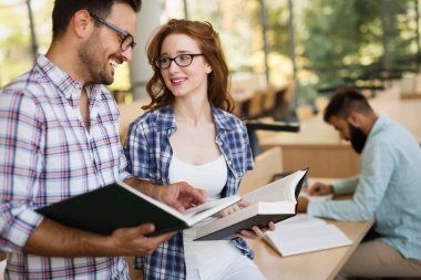 kitaplıkta sınavları Hazırlık öğrencileri