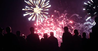 Kalabalık havai fişekleri izliyor ve geceleri kutlama yapıyor.